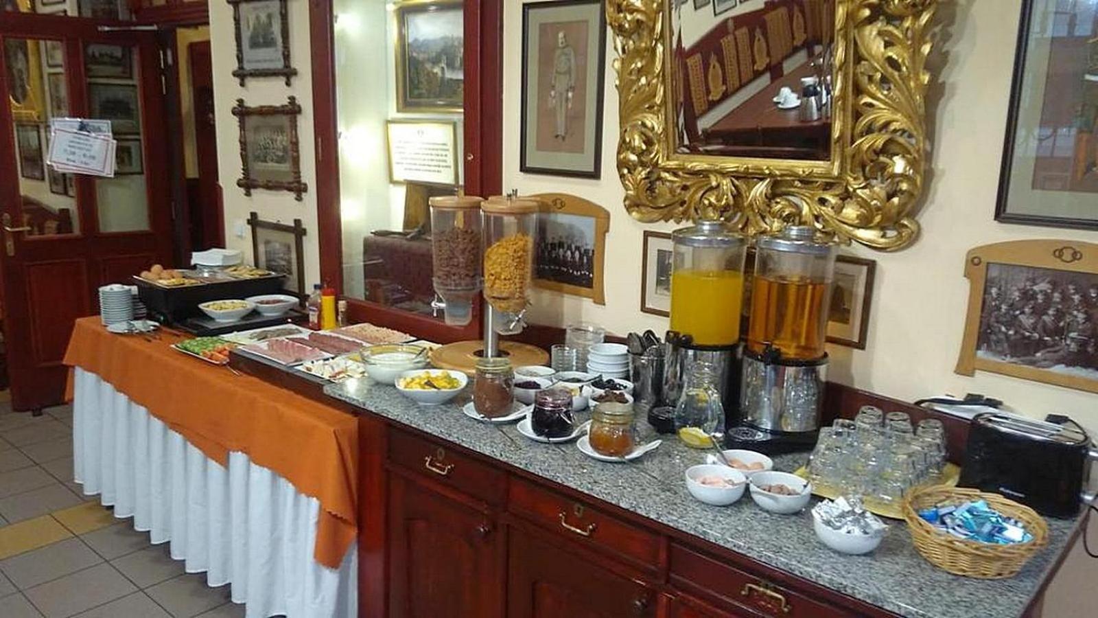 Hotel Cisar Ferdinand Локет Экстерьер фото